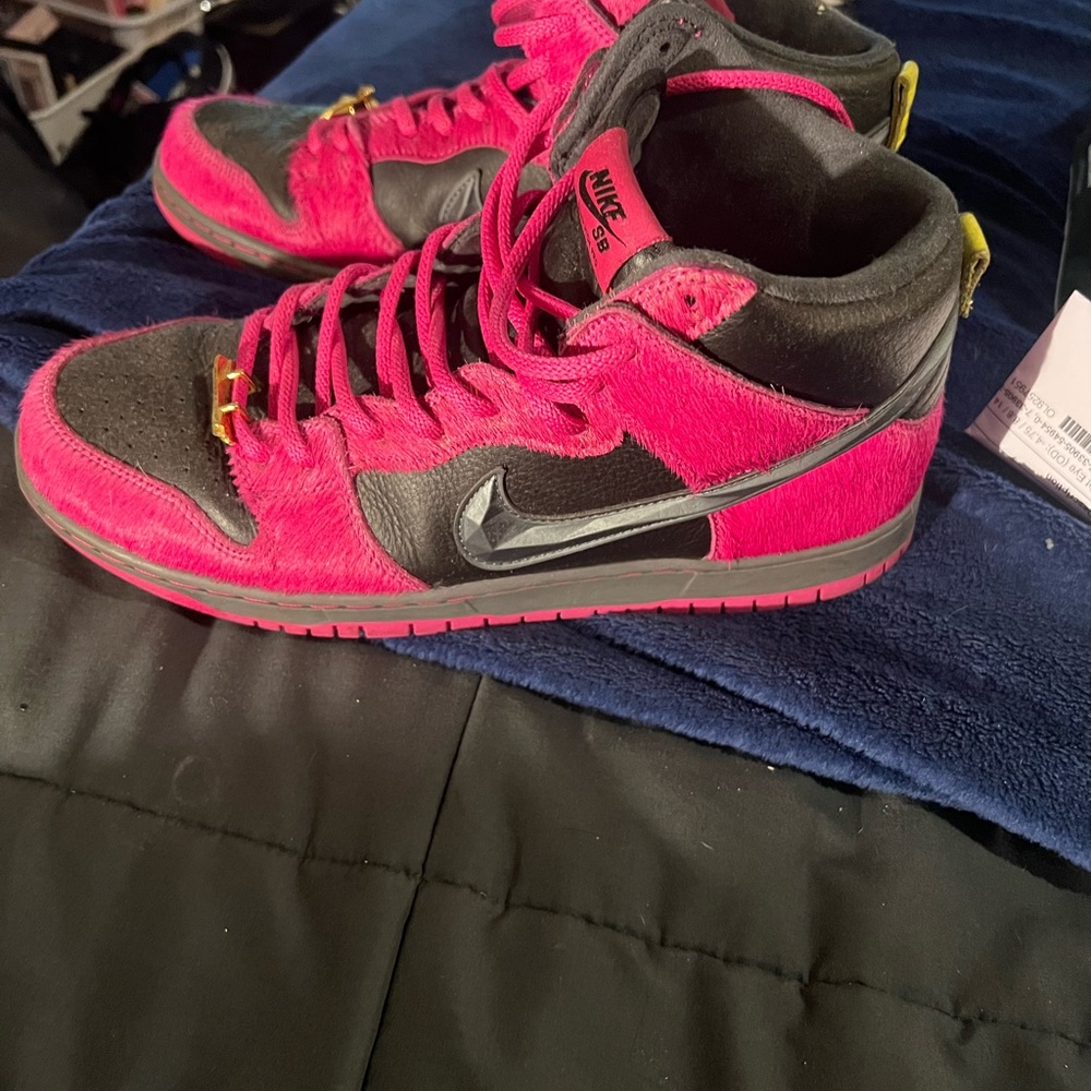 Nike High-Top Sneakers in Pink and Black